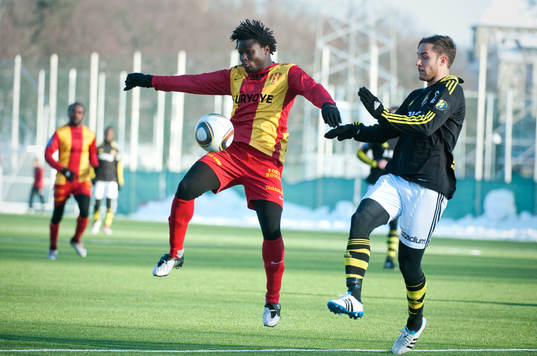  Obi Etie, Syrianska och Niklas Backman, AIK