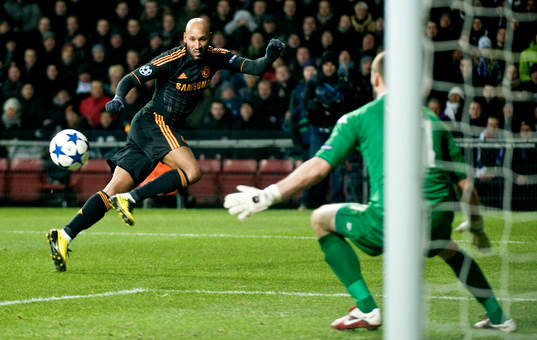  Nicolas Anelka, Chelsea mot Johan Wiland, målvakt, Köpenhamn       