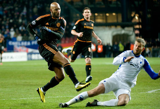 Här gör Nicolas Anelka, Chelsea 1-0. Mikael Antonsson,