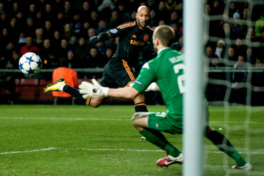   Nicolas Anelka, Chelsea mot Johan Wiland, målvakt, Köpenhamn        