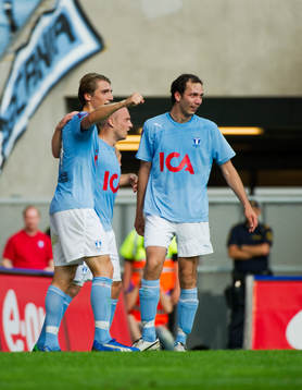   Daniel Larsson har gjort 2-0, jubel med Dardan Rexhepi och Miljan Mutavdzic.