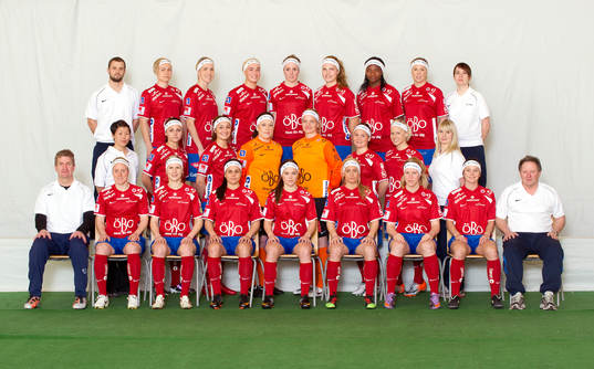  Bakre raden fr v: Erik Österlund, spelarutvecklare, Edda Gardarsdottir, Elin Magnusson, Marie Ståhlberg, Marina Pettersson-Engström, Moa Narving, Sarah Michael, Sara Larsson och Therese Sundh, sjukgymnast. Mellersta raden fr v: Helena Engström, fystränare, Emelie Ölander, Silvia Erkisi, Nina Fellbrant, målvakt, Maria Bjorg Agustdottir, målvakt, Susanna Lehtinen, Hanna Ågren och Sofie Jacobsson, sjukgymnast. Främre raden fr v: Mikael Fahlen, tränare, Marie Hammarström, Sanna Talonen, Emelia Erixon, Jennie Wecksell, Sara Fröjdfeldt, Kim Ekebom, Olina Vidarsdottir och Bernhard Nilsson, tränare.