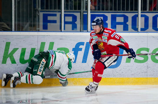 Mads Bödker, Rögle blir tacklad in i sargen av Gustav