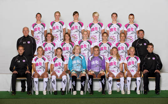  Bakre raden fr. v: Lina Nilsson, Amanda Ilestedt, Linda Forsberg, Nilla Fischer, Emma Wilhelmsson och Nera Smajic. Mellersta raden fr, v: Jan Mattsson, assisterande tränare, Manon Melis, Heather Garrieck, Christina Öyangen Örntoft, Elena Sadiku, Malin Levenstad och Jens Magnusson, materialansvarig. Främre raden fr. v: Martin Sjögren, tränare, Annika Kukkonen, Elin Rubensson, Thura Helgadottir, Hilda Carlén, Frida Nordin, Sarah Storck och Peter Moberg, assisterande tränare.