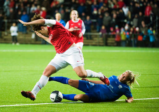  Jennifer Beatrtie, Arsenal och Tilda Heimersson, Linköping, tackling, glidtackling.