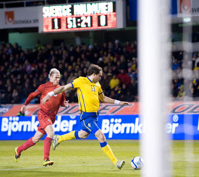  Johan Elmander, Sverige, skjuter jagad av Petru Racu, Moldavien.