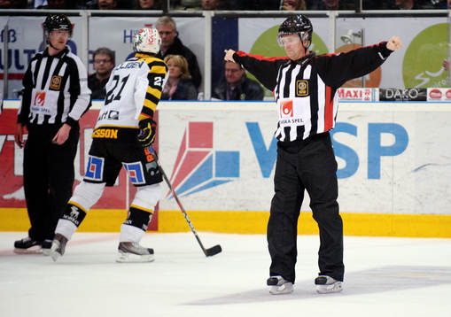 Christer Lärking, domare. Bortdömt mål för Färjestad