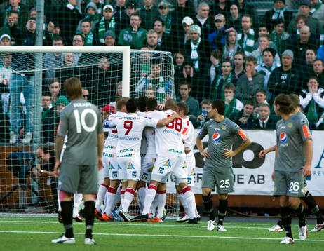  Måljubel efter 1-0 av Jones Kusi-Asare, Assyriska.