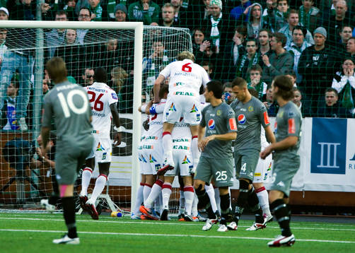  Jubel efter 1-0 av Jones Kusi-Asare, Assyriska.