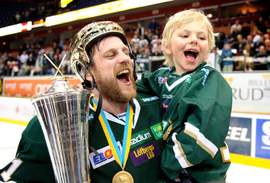 Christian Berglund med son, Färjestad, jubel, glädje.