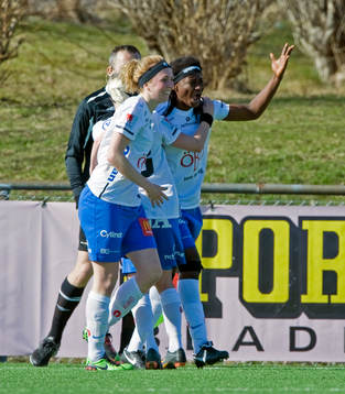  Marina Pettersson Engström och Sara Michael, Örebro, jubel efter 1-1.