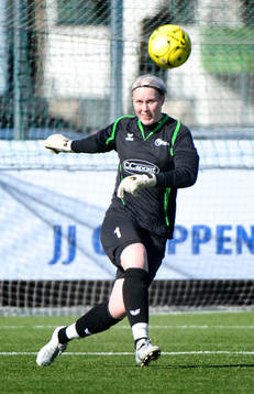  Sandra Sigurdardóttir, målvakt.