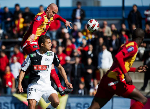 Erkan Saglik, Syrianska, nickar bort bollen framför