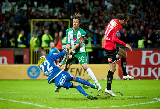  Björn Runström, Hammarby springer ihop med Mirza Selimovic, målvakt Landskrona