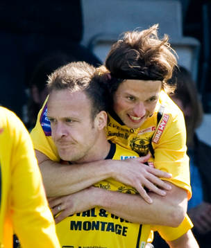  1-0 Marcus Ekenberg, Mjällby, som grattas av Peter Gitzelov. Glädje.