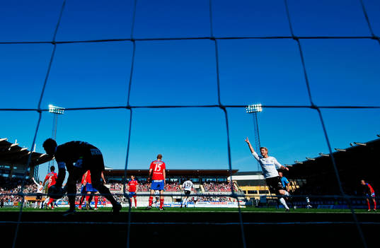 Pär Hansson, målvakt, Helsingborg, sträcker sig