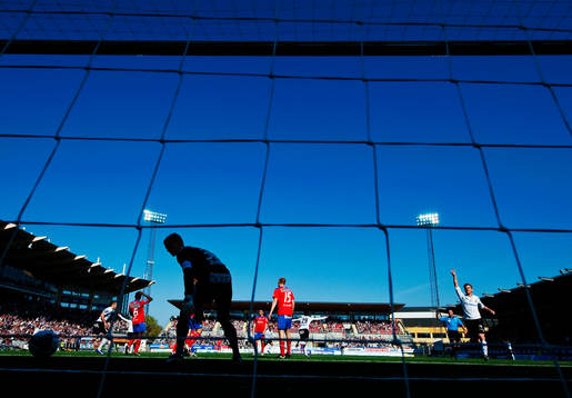 Pär Hansson, målvakt, Helsingborg, sträcker sig