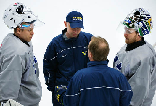 Målvakterna Viktor Fasth och Erik Ersberg pratar med