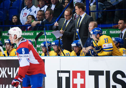 Pär Mårts, förbundskapten, pratar med Roger Rönnberg,