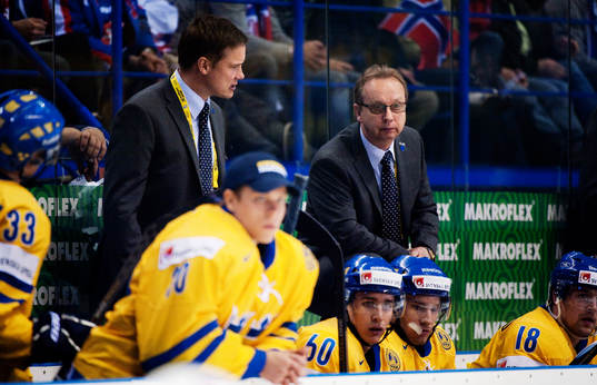 Roger Rönnberg, assisterande tränare, pratar med Pär