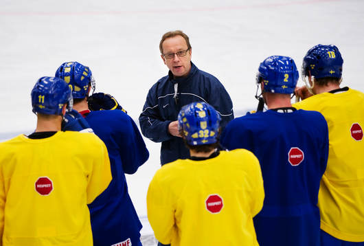 Pär Mårts, förbundskapten, pratar med spelarna