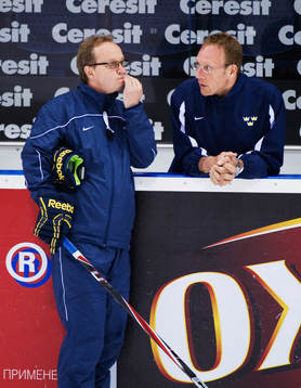 Pär Mårts, förbundskapten, pratar med Björn Waldebäck,