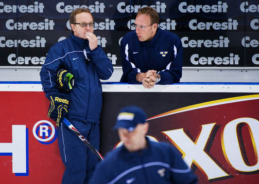 Pär Mårts, förbundskapten, pratar med Björn Waldebäck,