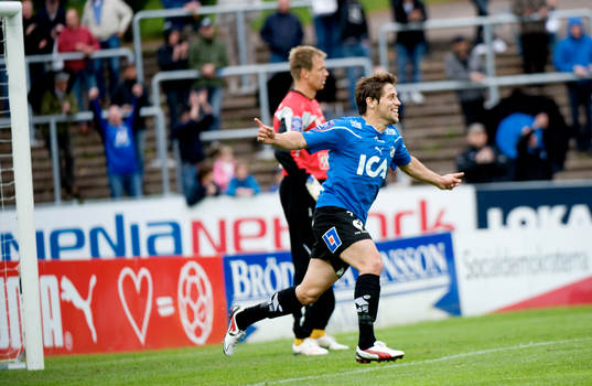  Michael Görlitz, Halmstad. Jubel efter ett Mjällby självmål 