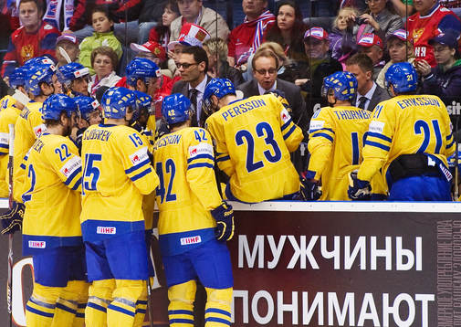 Pär Mårts, förbundskapten, Sverige, pratar med spelarna