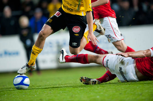 Pär Ericsson, Mjällby, kapas av Kalmar spelare, skada