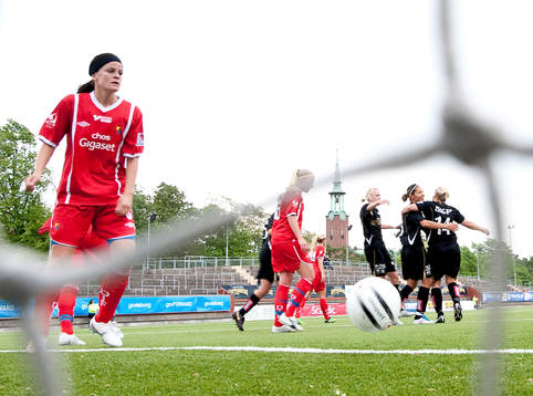  Jane Törnqvist, Göteborg, gör 1-0, jubel. Gudbjörg Gunnarsdottir, målvakt Djurgården