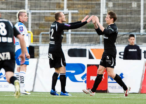 Petru Racu, Norrköping, Kushtrim Lushtaku och Patrik Anttonen, Örebro, jubel efter 0-2.