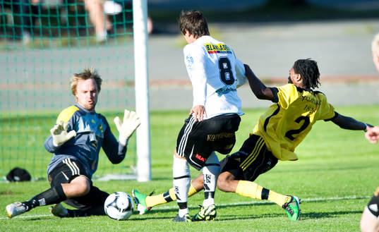 Ayanda Nkili nära överlista Marcus Johanssonn, målvakt,