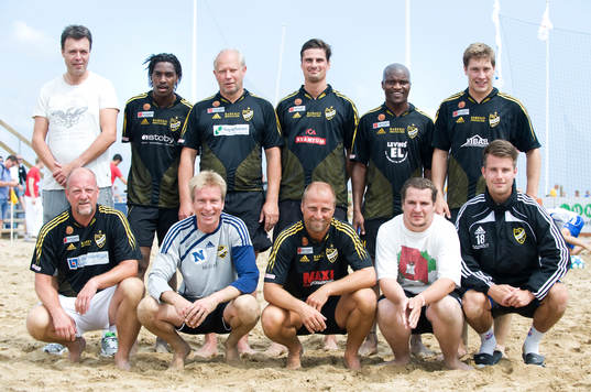  Beachfotboll, IFK Hässleholm - Norge 3-2: Bakre raden fr.v.: Lagledaren Martin Ingvarsson, Ayanda Nkili, Lars-Olof 