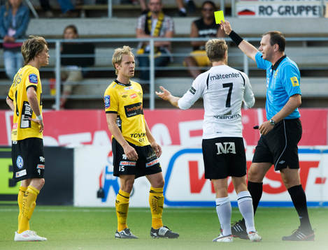 Tre varningar samtidigt, Jonas Eriksson, domare, varnar