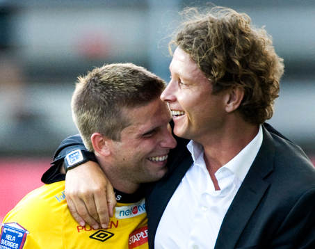  3-0 Anders Svensson grattas av Stefan Andreasson, sportchef