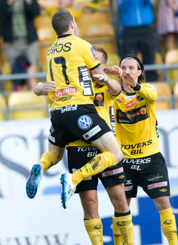  3-0 Anders Svensson, som grattas av James Keene och Niklas Hult. Jubel.