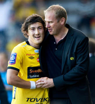  1-0 skytten Stefan Ishizaki grattas av tränare Magnus Haglund