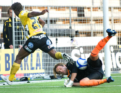  Simon Nurme, målvakt, Örebro, räddar framför Amadou Jawo, Elfsborg