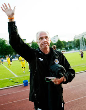  Sven-Göran Eriksson, tränare, Leicester, vinkar till publiken.
