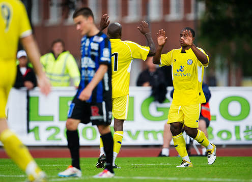  Matt Oakley, Leicester, gratuleras till sitt 0-2-mål.