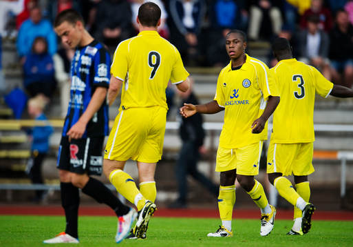  Matt Oakley, Leicester, gratuleras till sitt 0-2-mål.