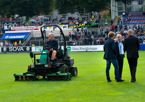 Matchen försenad, gräset för långt, Vaktmästaren