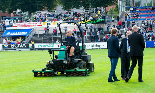 Matchen försenad, gräset för långt, Vaktmästaren