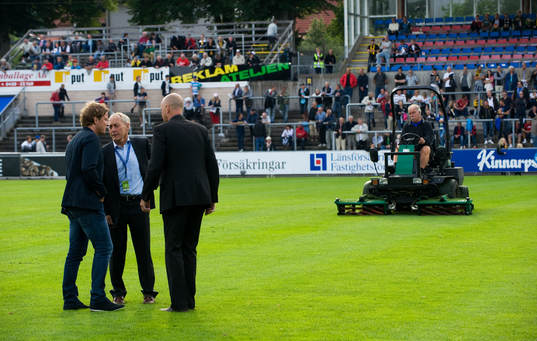 Matchen försenad, gräset för långt, Vaktmästaren