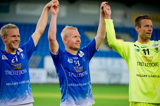  Jubel i  Trelleborg efter segern. Magnus Andersson, Mattias Adelstam och Viktor Noring, målvakt.