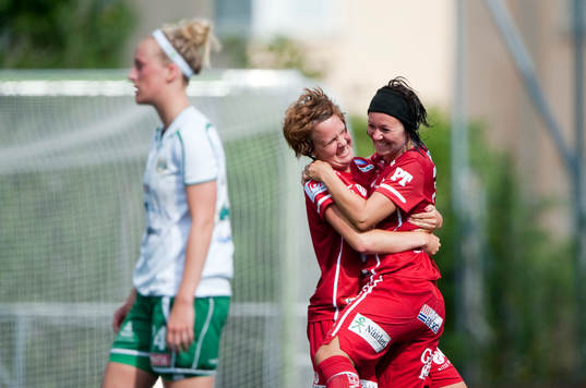  Jubel i Piteå efter 1-0 av June Pedersen