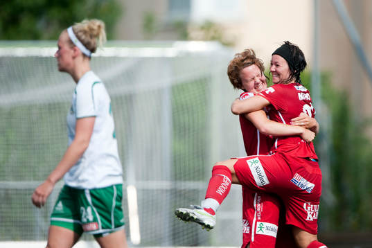  Jubel i Piteå efter 1-0 av June Pedersen
