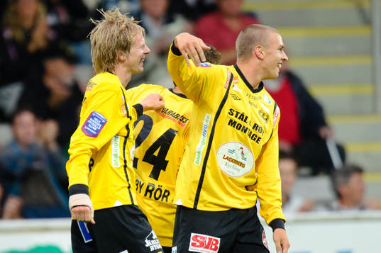 Anton Dahlström, Mjällby, gör 5-1, och blir gratulerad