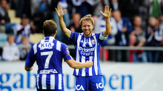 Adam Johansson, Göteborg, passar till Tobias Hysén som